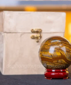 Qủa Cầu Đỏ Phong Thủy Đá Mắt Hổ 0.77kg M039018 - 8cm