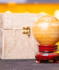 Quả Cầu Đá Phong Thủy Ngọc Hoàng Long (Onyx)  Vàng - 1,42kg - 10cm M18364