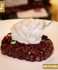 Thiềm Thừ Ngọc | Thiềm Thừ Ngọc Phỉ Thúy | Thiềm Thừ (Cóc 3 Chân, Cóc Ngậm Tiền) Ngọc Jadeit Tự Nhiên Cao Cấp, Đã Lên Đế Gỗ - M14593